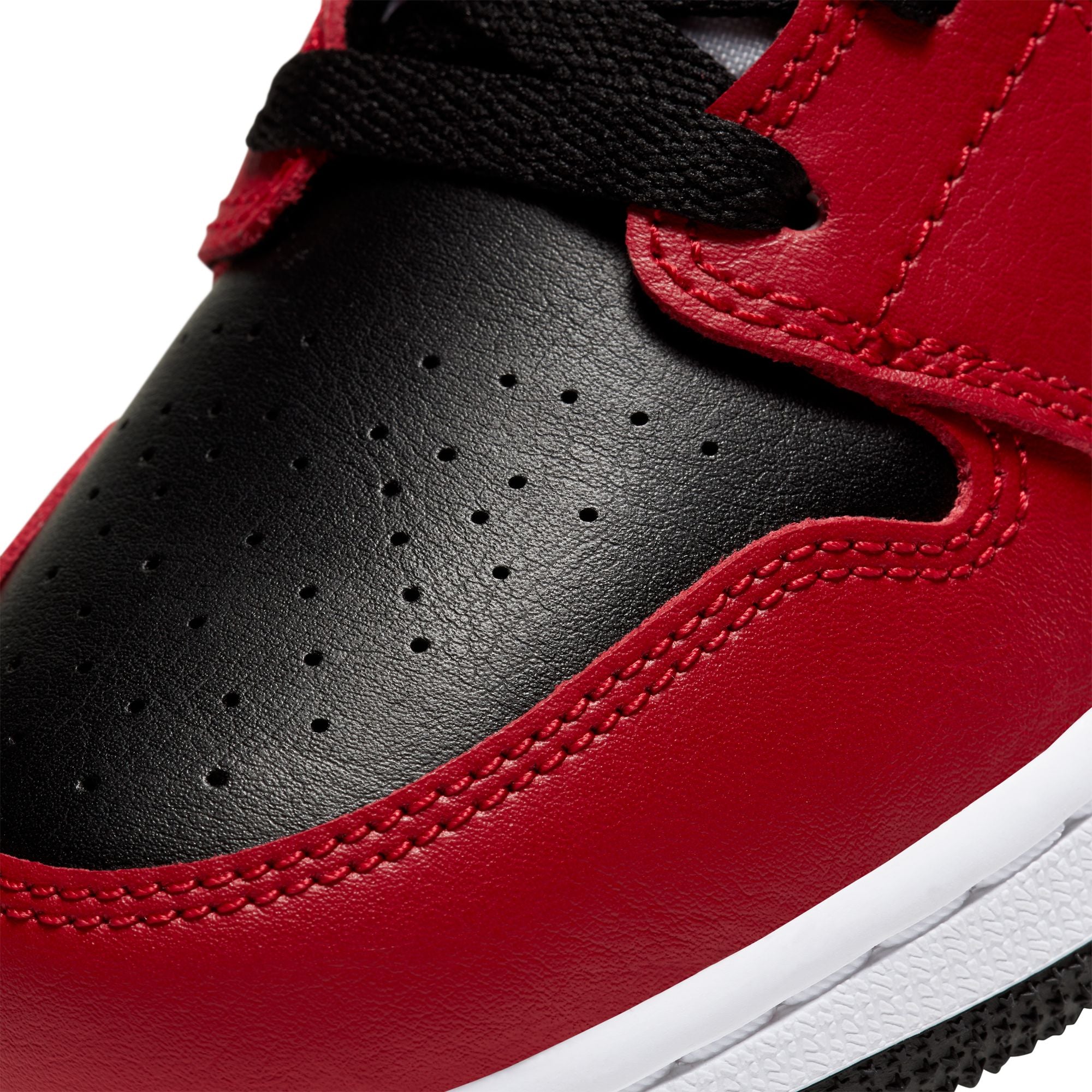 Youth Jordan 1 Mid 'Chicago Toe'